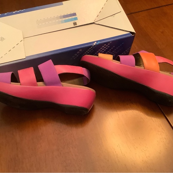 Cute open toe Dansko sandals with small wedge heel - Picture 6 of 6